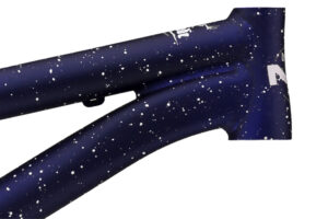 NS ZIRCT 24 TELAIO IN LEGA ROBUSTO E LEGGERO Geometria "Pro Dirt". Geometria "Pro Dirt".