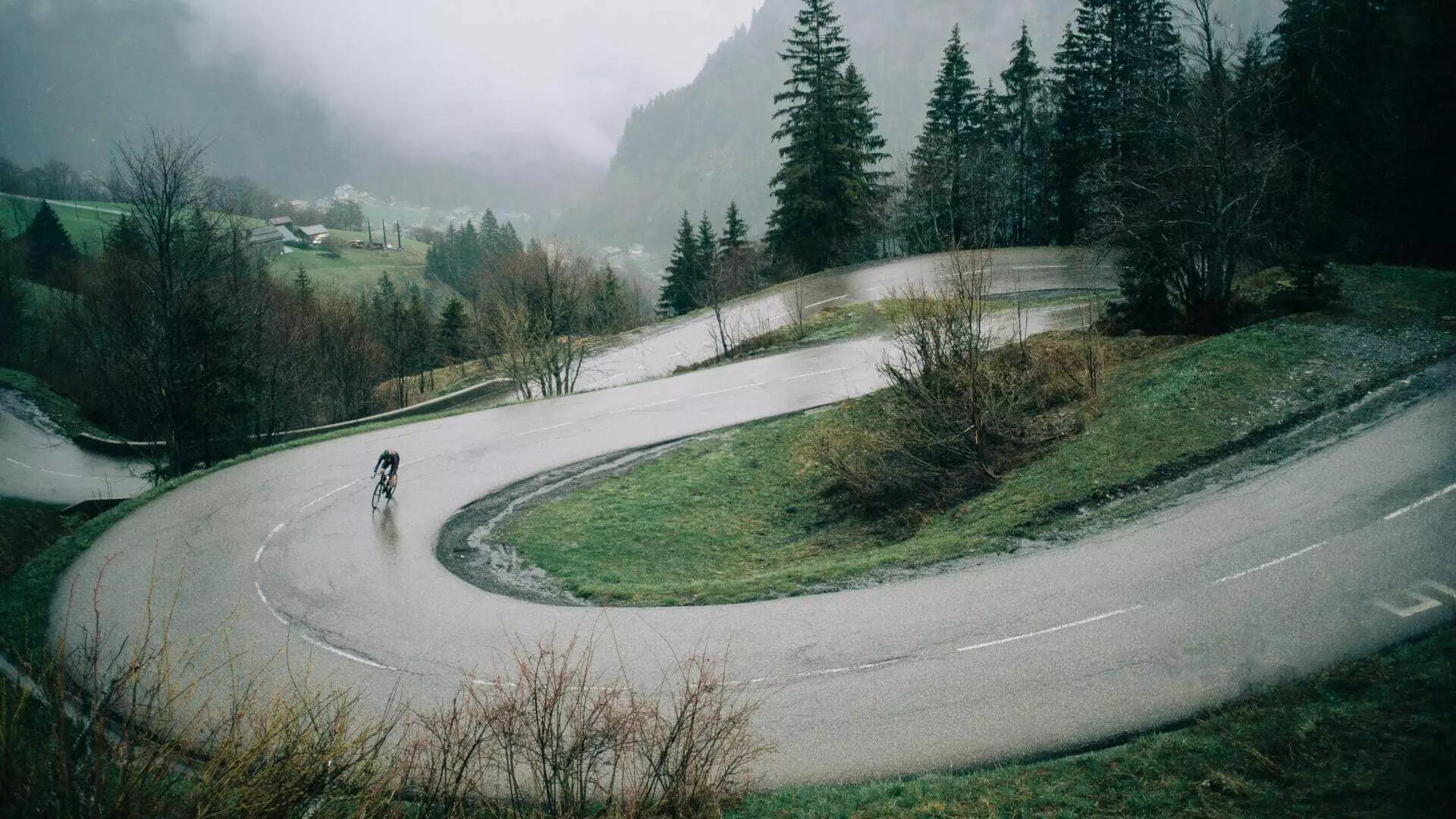 RUOTE SL3 DEDA ELEMENTI Ciclista su tornanti di montagna