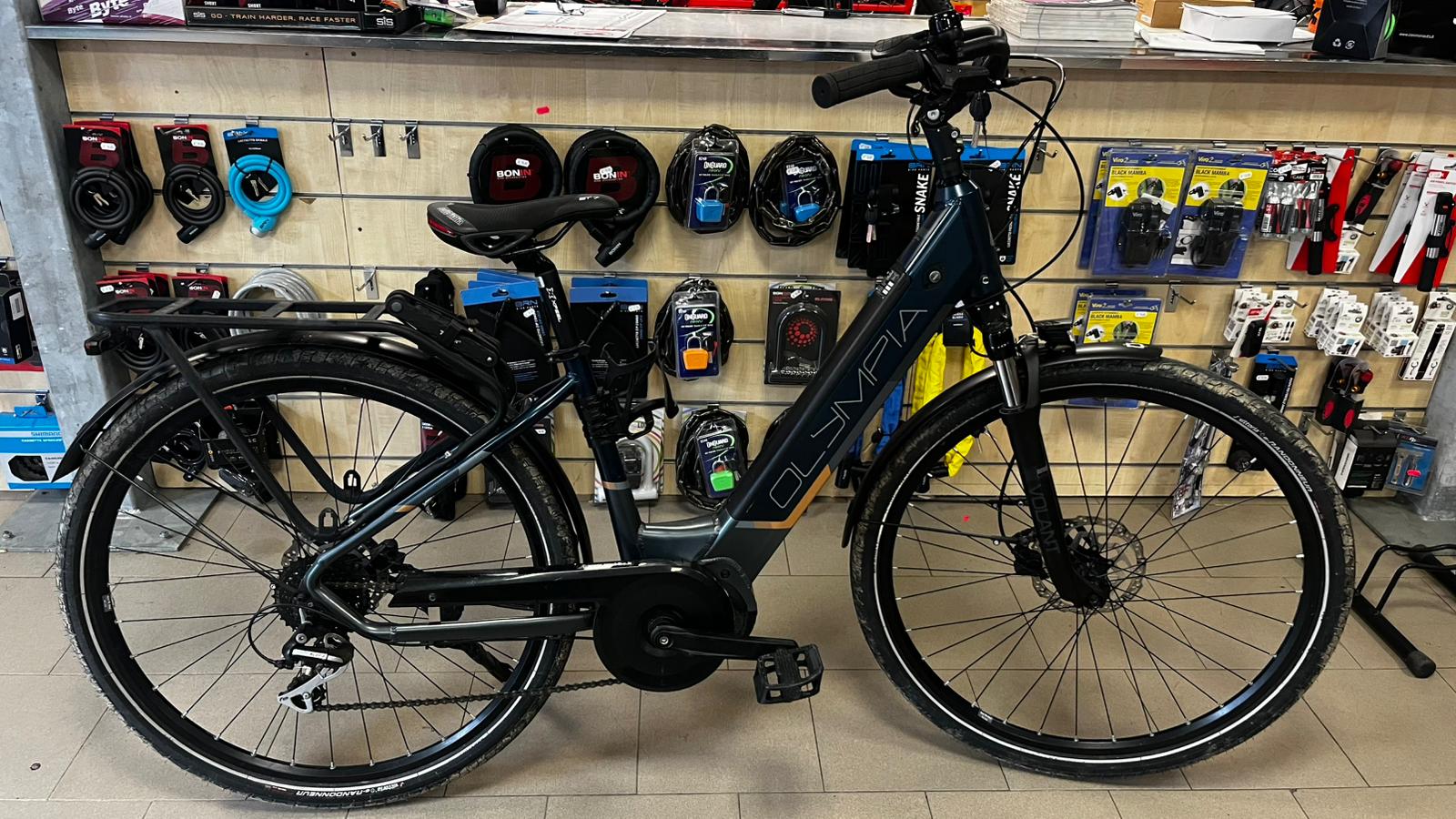 WhatsApp Image 2025-11-26 at 09.18.33 Olympia Magnum 28" E-Urban Bike Vista lato guarnitura